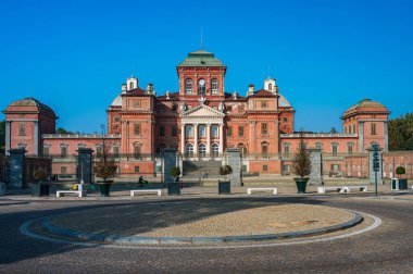 Piedmont 'ta bulunan Racconigi Kraliyet Kalesi, Savoy Kraliyet Sarayı' nın Dünya Mirası Konutları 'nın bir parçasıdır..