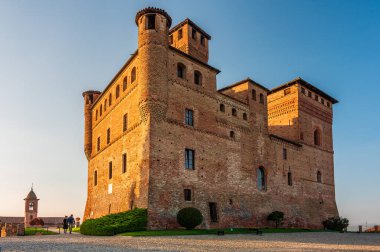 Langhe 'nin üzüm bağındaki Grinzane Cavour Şatosu. Unesco Dünya Mirası SIte.