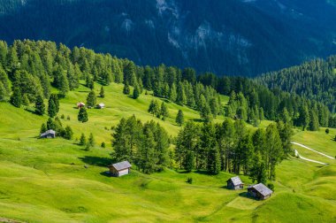 Antermoia 'daki Peitlerkofel yakınlarındaki dağ kulübesi, Dolomitlerdeki Val Badia, Unesco Dünya Mirası Bölgesi