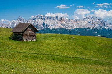 Antermoia 'daki Peitlerkofel yakınlarındaki dağ kulübesi, Dolomitlerdeki Val Badia, Unesco Dünya Mirası Bölgesi