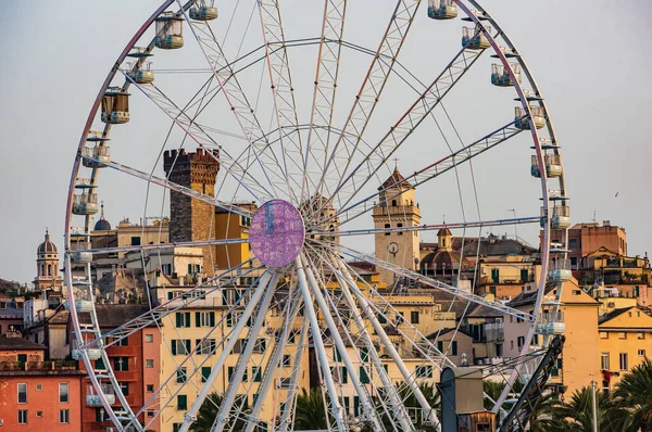 Een Gigantisch Toeristisch Reuzenrad Oude Haven Van Genua Italië — Stockfoto