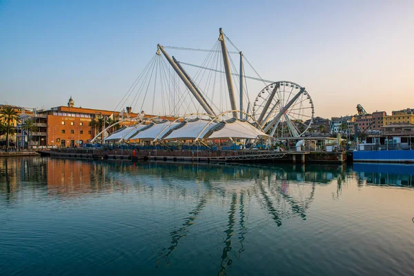 イタリア語 Porto Antico ジェノヴァの古代の港である 昭和57年 1982年 に再開発され 歴史的建造物が復元された — ストック写真
