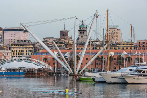 イタリア語 Porto Antico ジェノヴァの古代の港である 昭和57年 1982年 に再開発され 歴史的建造物が復元された — ストック写真