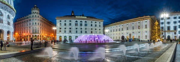 Cenova 'nın göbeğinde, Noel süslemeleriyle aydınlatılmış Ferrari Meydanı..