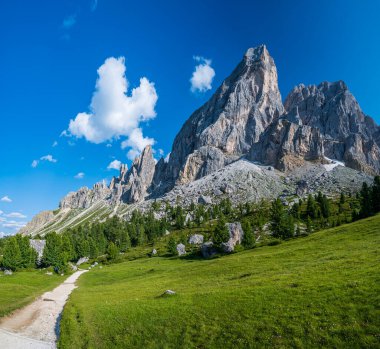 Güney Tyrol, İtalya 'da bir Dolomitler dağı olan Peitlerkofel' in (Sass de Putia) manzarası.
