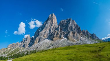 Güney Tyrol, İtalya 'da bir Dolomitler dağı olan Peitlerkofel' in (Sass de Putia) manzarası.