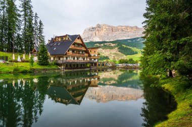 Val Badia 'nın Dolomitleri' ndeki La Villa yakınlarında Sas dla Crusc 'a bakan küçük bir alp gölü.