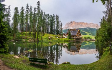 Val Badia 'nın Dolomitleri' ndeki La Villa yakınlarında Sas dla Crusc 'a bakan küçük bir alp gölü.