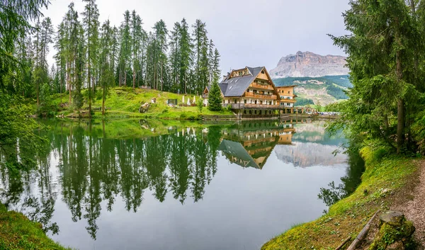 Pequeño Lago Alpino Dla Cerca Villa Los Dolomitas Val Badia —  Fotos de Stock