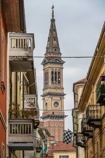 亚历山德里亚大教堂 Alessandria Cathedral 是意大利皮埃蒙特的一座罗马天主教大教堂 献给圣彼得和马克 — 图库照片