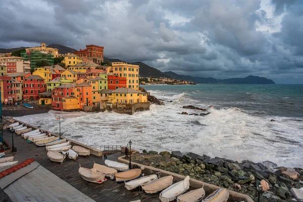 Talya Nın Cenova Kentindeki Boccadasse Balıkçı Köyündeki Fırtınalı Deniz — Stok fotoğraf