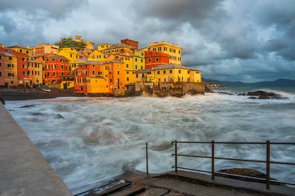 Det Stormiga Havet Vid Fiskebyn Boccadasse Centrum Genua Italien — Stockfoto