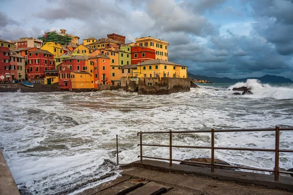 Det Stormiga Havet Vid Fiskebyn Boccadasse Centrum Genua Italien — Stockfoto