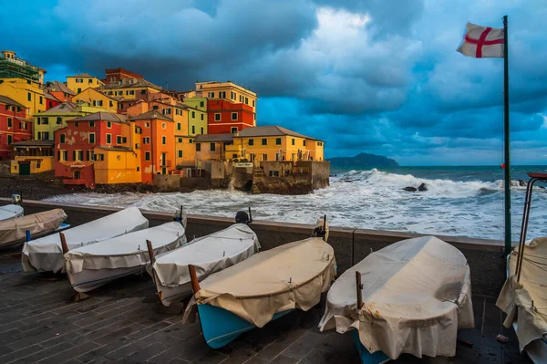 Talya Nın Cenova Kentindeki Boccadasse Balıkçı Köyündeki Fırtınalı Deniz — Stok fotoğraf