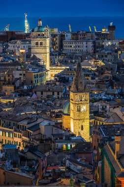 Spianata Castelletto Belvedere 'deki anıtları ve kiliseleriyle eski Cenova kasabasının manzarası.