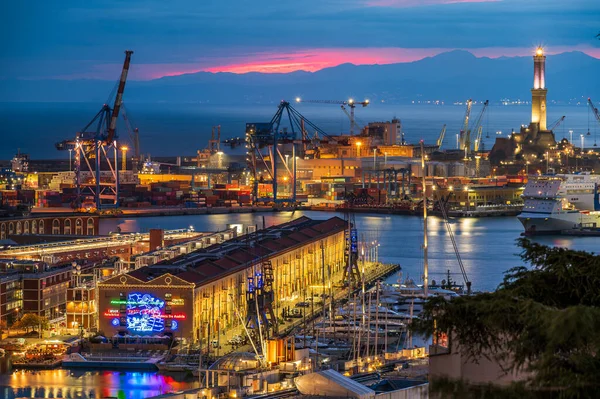 Spianata Castelletto Belvedere 'deki anıtları ve kiliseleriyle eski Cenova kasabasının manzarası.