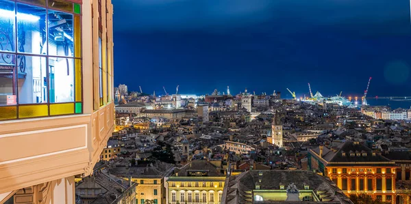 ジェノヴァの旧市街の眺め スピアナタ カステッレットの鐘楼からの記念碑や教会 — ストック写真