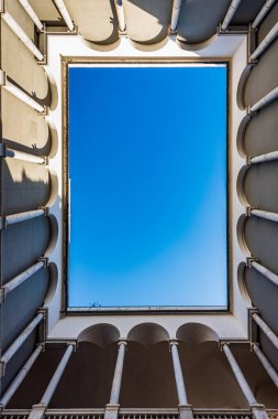 İtalya Ceneviz Sarayı 'nın iç avlusunda sütunlar var.