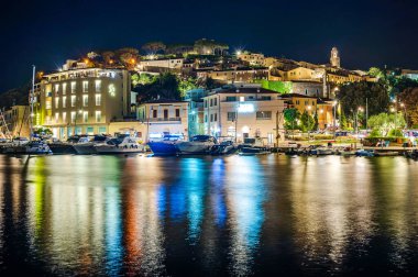 Toskana 'daki Castiglione della Pescaia köyünün gece manzarası