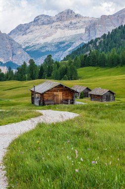 Pralongia yaylası Dolomitlerin kalbinde, Corvara ve San Cassiano arasında.