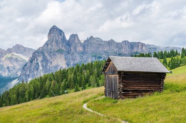 Pralongia yaylası Dolomitlerin kalbinde, Corvara ve San Cassiano arasında.