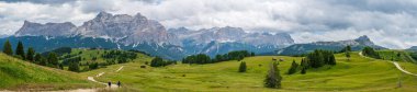 Pralongia yaylası Dolomitlerin kalbinde, Corvara ve San Cassiano arasında.