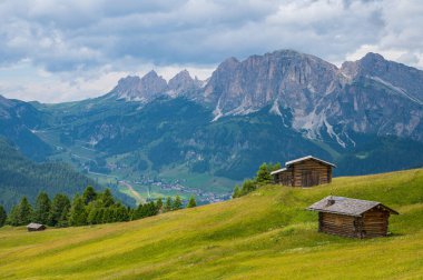 Pralongia yaylası Dolomitlerin kalbinde, Corvara ve San Cassiano arasında.