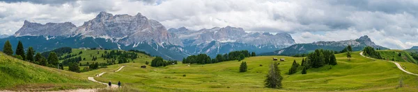 Pralongia yaylası Dolomitlerin kalbinde, Corvara ve San Cassiano arasında.
