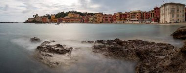 Renkli evleriyle eski Sestri Levante kasabası, İtalyan Rivierası 'nın en iyi mekanlarından biri olan Baia del Silenzio' ya bakıyor.