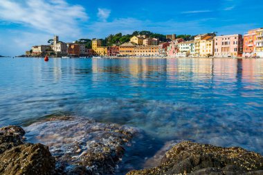 Renkli evleriyle eski Sestri Levante kasabası, İtalyan Rivierası 'nın en iyi mekanlarından biri olan Baia del Silenzio' ya bakıyor.