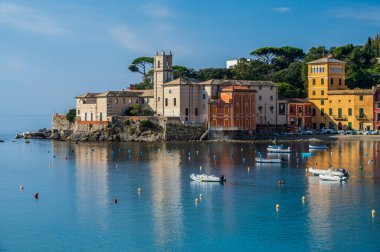 Renkli evleriyle eski Sestri Levante kasabası, İtalyan Rivierası 'nın en iyi mekanlarından biri olan Baia del Silenzio' ya bakıyor.