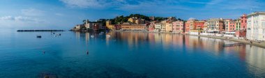 Renkli evleriyle eski Sestri Levante kasabası, İtalyan Rivierası 'nın en iyi mekanlarından biri olan Baia del Silenzio' ya bakıyor.