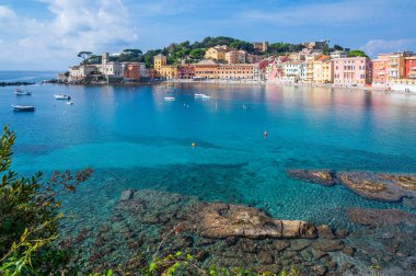 Renkli evleriyle eski Sestri Levante kasabası, İtalyan Rivierası 'nın en iyi mekanlarından biri olan Baia del Silenzio' ya bakıyor.