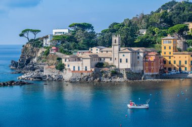 Renkli evleriyle eski Sestri Levante kasabası, İtalyan Rivierası 'nın en iyi mekanlarından biri olan Baia del Silenzio' ya bakıyor.