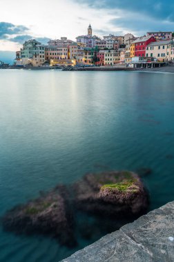 İtalyan Rivierası 'ndaki eski Bogliasco denizcilik köyüne bakın.