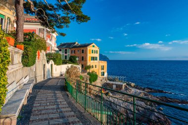 İtalyan Rivierası 'ndaki eski Bogliasco kasabasında deniz kenarında gezinti.