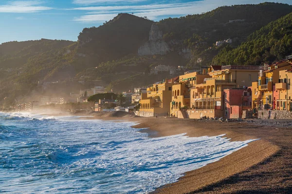 Wioska Varigotti Zbudowana Bezpośrednio Plaży Riwierze Włoskiej — Zdjęcie stockowe