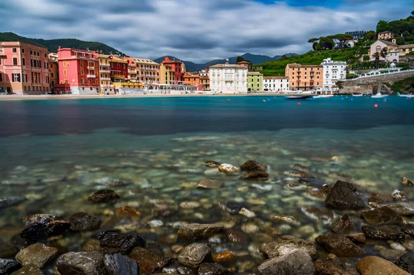 イタリアのリビエラの最高のサイトの一つであるBaia Del Silenzioに面したカラフルな家がある旧市街のSestri Levante — ストック写真