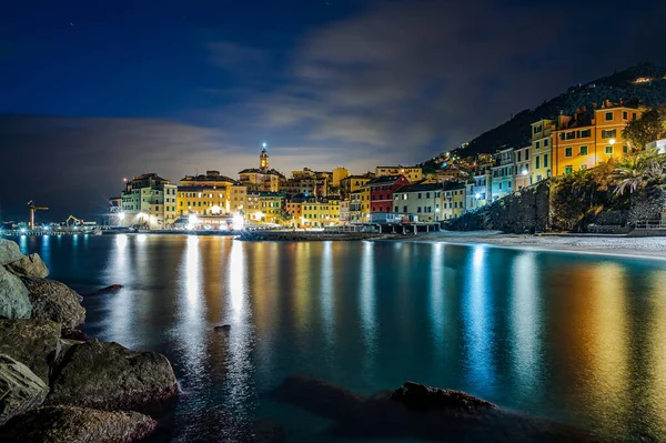 Nattutsikt Över Den Gamla Staden Bogliasco Upplyst Med Ljus Reflekterande — Stockfoto