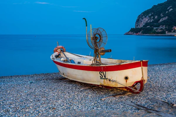 夕暮れ時に イタリアのリビエラのノリのビーチで漁船 — ストック写真