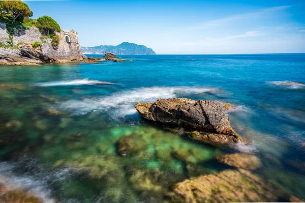 Вид Прозрачную Кипящую Воду Скалы Мбаппе Итальянской Ривьере — стоковое фото