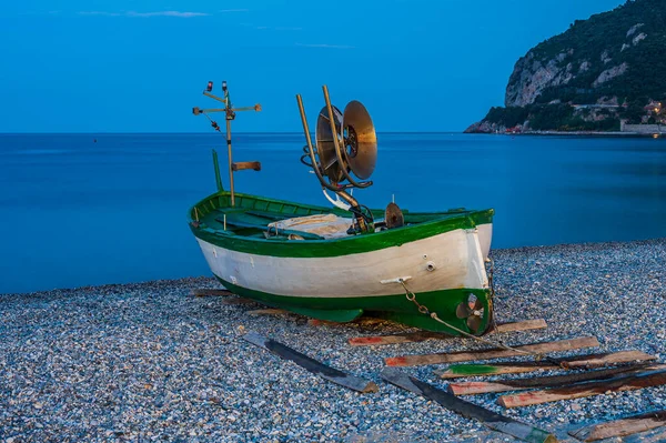 Fiskebåt Stranden Noli Den Italienska Rivieran Skymningen — Stockfoto