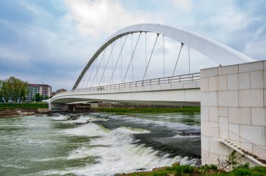 Eski kasabayı Alessandria Cittadella 'sına bağlamak için Richard Maier tarafından inşa edilen Tanaro Nehri üzerindeki köprü.