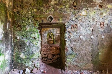 İtalya 'nın Cenova tepelerindeki Forte Monte Ratti adlı büyük kalenin kalıntıları.