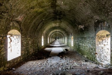 İtalya 'nın Cenova tepelerindeki Forte Monte Ratti adlı büyük kalenin kalıntıları.