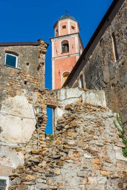 İtalya, Diano Castello 'daki ana kilisenin antik çan kulesi.