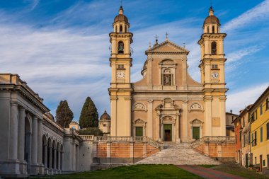 Lavagna 'nın ana kilisesinin cephesi, İtalyan Riviera' sındaki deniz köyü.