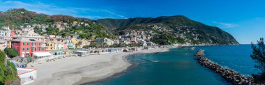 İtalyan Rivierası 'ndaki antik Moneglia köyü.