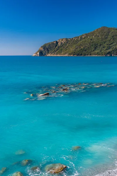 Barva Moře Zálivu Riva Trigoso Blízkosti Sestri Levante Italské Riviéře — Stock fotografie