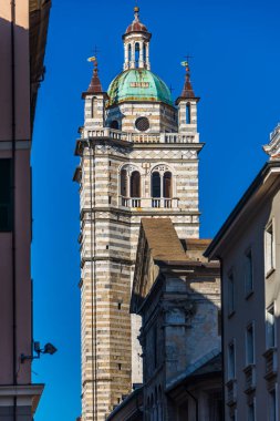 Genova Katedrali 'nin Campanile' i. Eski kasabadaki San Lorenzo 'ya ithaf edilmiştir. Tipik siyah beyaz çizgileri vardır.
